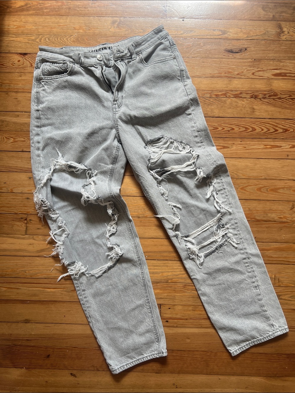 American Eagle Outfitters Light Gray Distressed Straight Mom Jean size 12 long